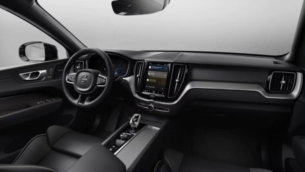 入門版有優惠價之外,還標配環景等配備。(圖/Volvo提供)