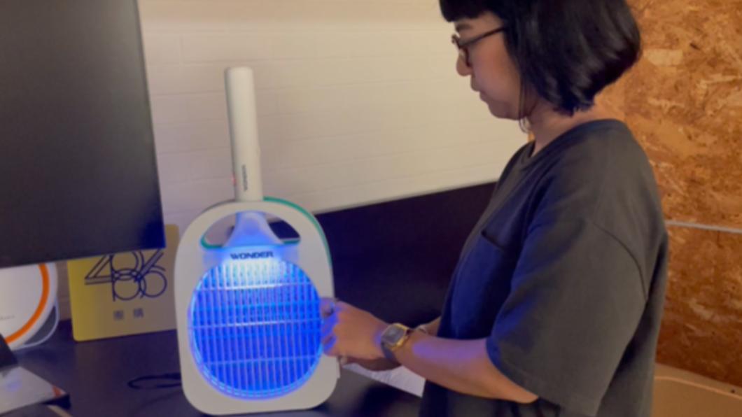 將捕蚊燈放在75至100公分高度效果較佳,避免靠近電扇和空調出風口。(示意圖/486提供)