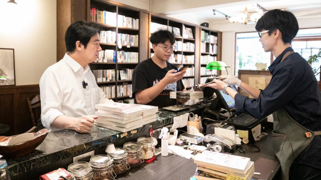 訪獨立書店聊棒球!遇「爪爪」踢館 獅迷賴清德笑:要打架嗎?