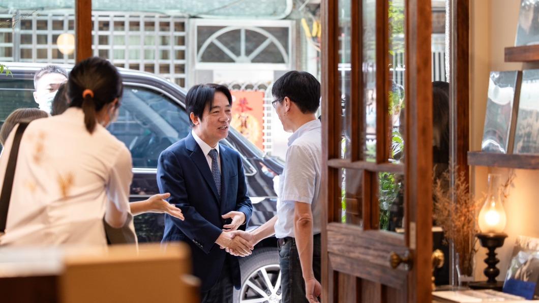 賴清德前往奎府聚書店與漫畫工作者交流。(圖/總統府提供)