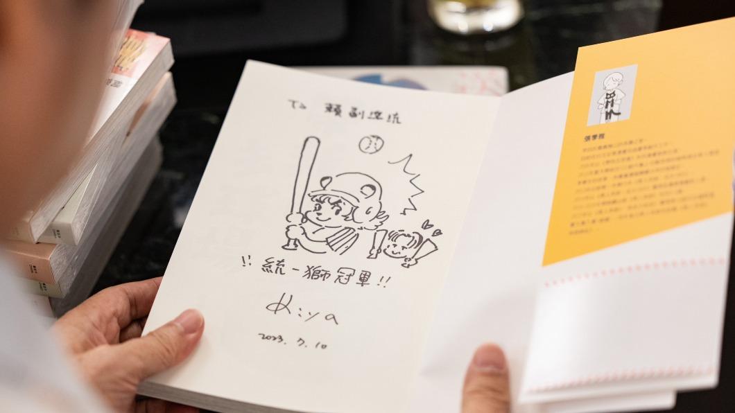 賴清德前往奎府聚書店與漫畫工作者交流。(圖/總統府提供)