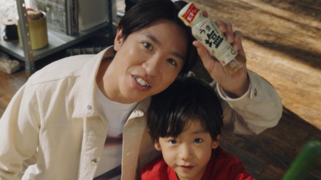 傳傑尼斯偶像村上信五(左)近日也失去理研維他命商品的廣告代言。(圖/翻攝自推特@oricon)