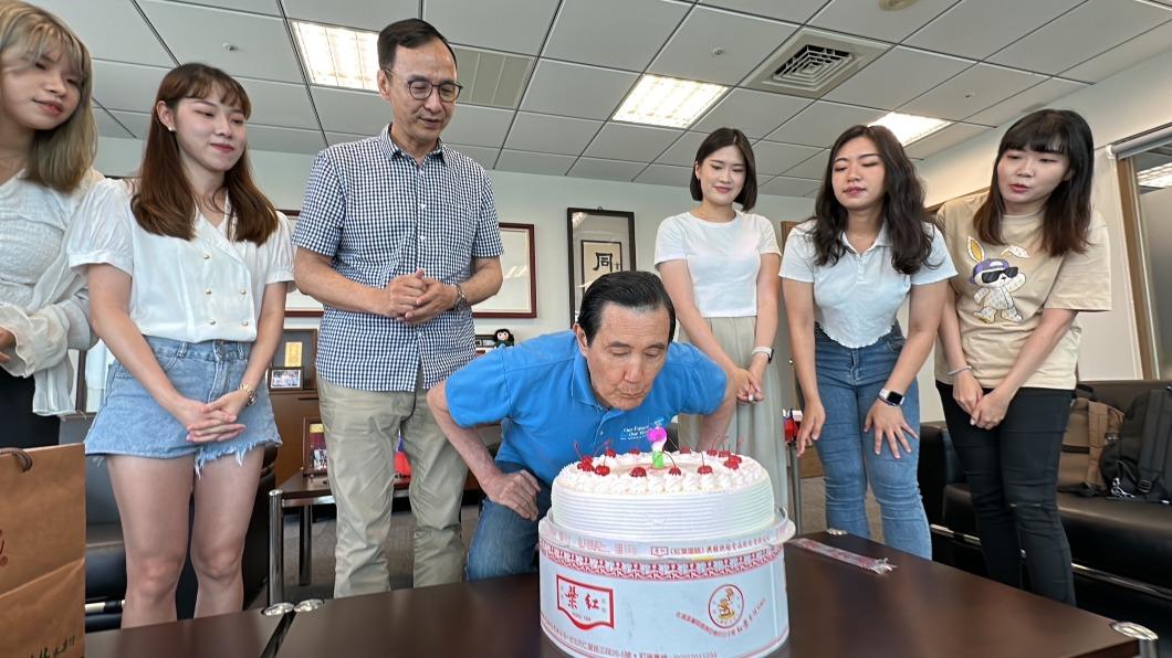 朱立倫率團幫慶生 馬英九:兩岸青年互動是「欲罷不能」