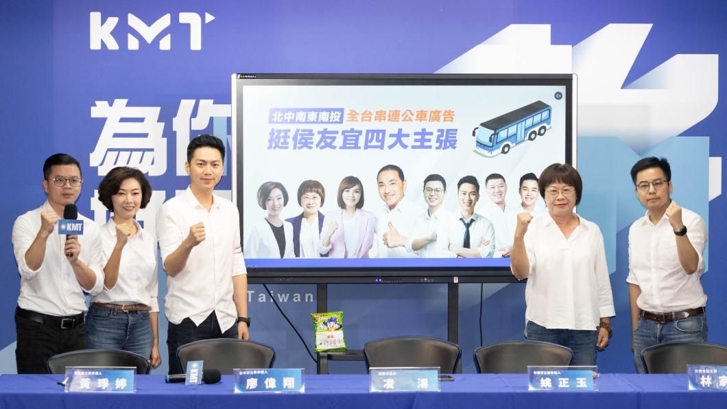藍營小雞力挺侯友宜 全台串連公車廣告展現團結