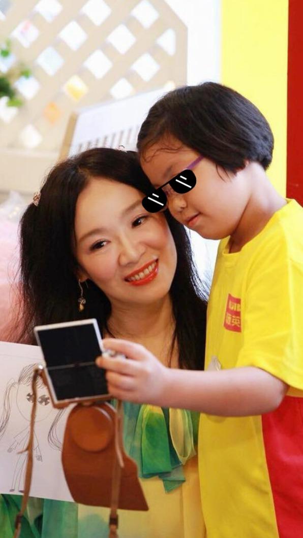 徐薇相當疼愛每個小孩子。(圖/翻攝自徐薇臉書)