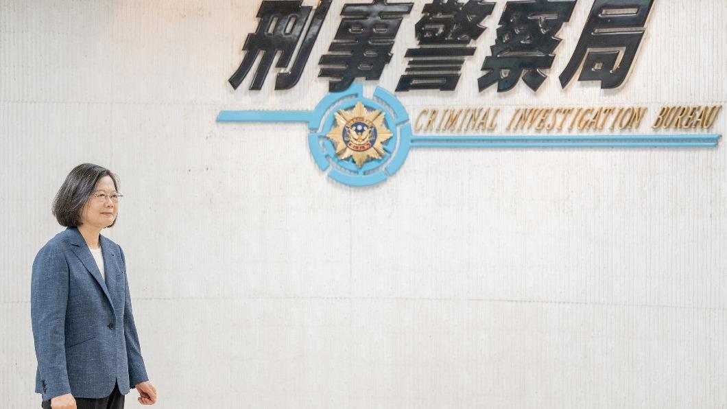蔡英文今日視察刑事警察局打詐工作執行情形。(圖/總統府提供)