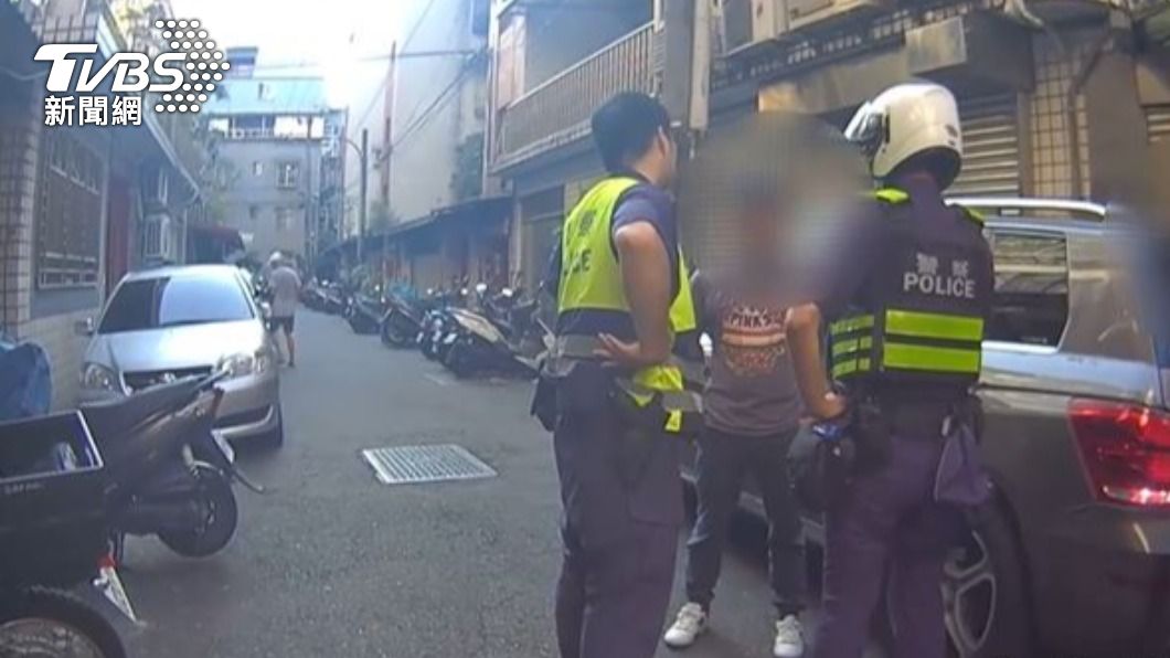 找嘸車位!駕駛暫停"停車場出口"遭控擋道 與騎士爆口角