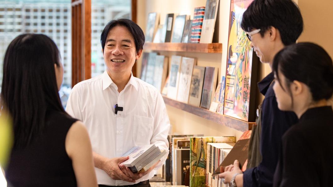 賴清德關注台灣藝文產業發展,圖為其今日赴台北赤峰街奎府聚獨立書店。(圖/總統府提供)