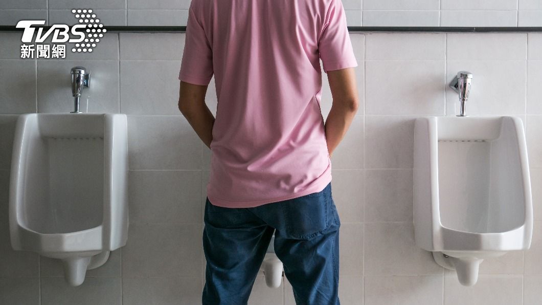 40歲以上男性要看!尿尿分岔疑攝護腺肥大「併3症狀」恐罹癌