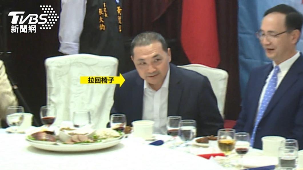 侯友宜拉韓國瑜座椅。（圖／TVBS資料畫面）