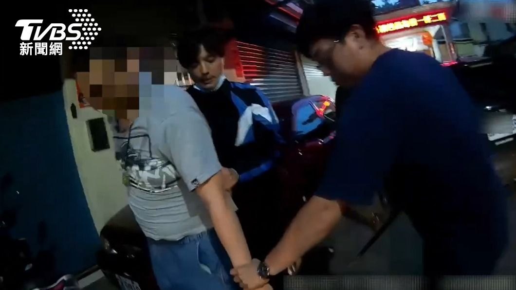 警方埋伏逮捕李姓毒販。(圖/TVBS)