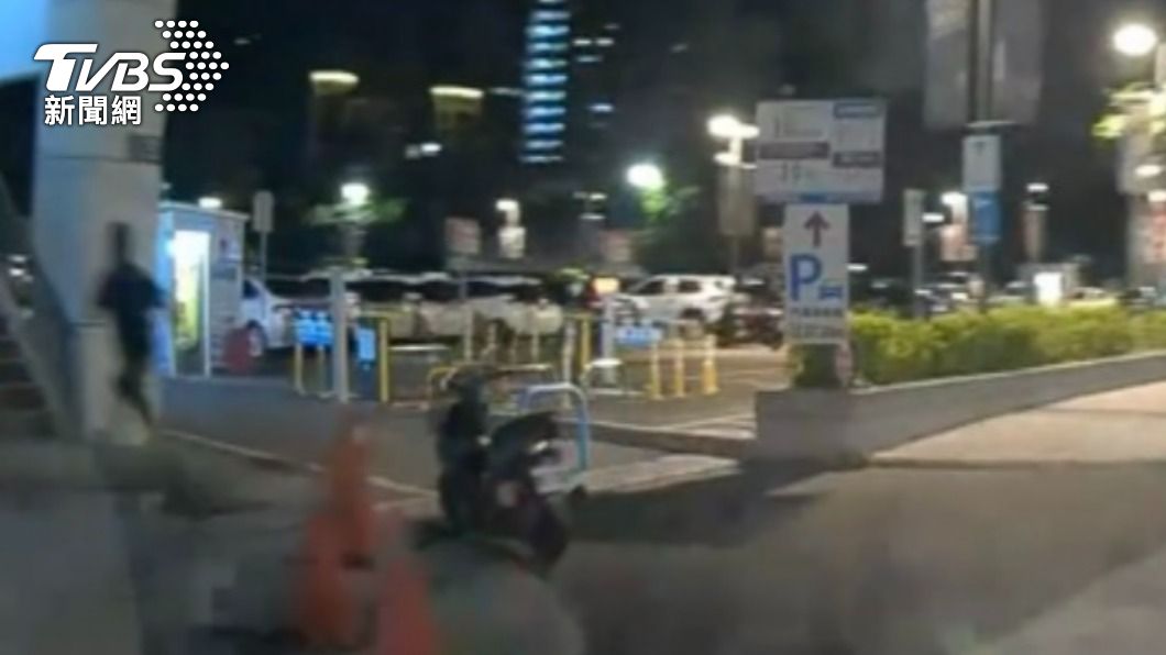 跑什麼啦!騎車不戴安全帽 見警加速逃「毒品隨手丟」