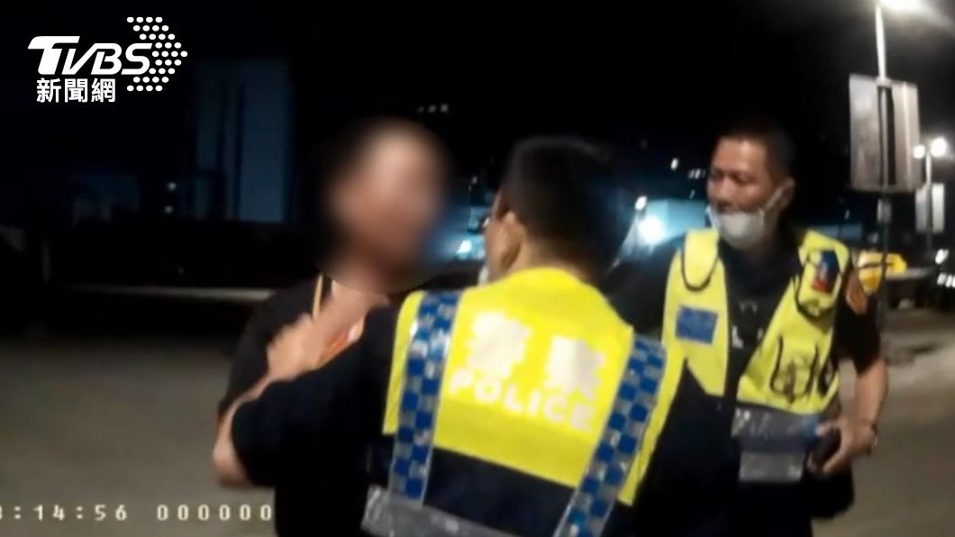 員警追到逃逸男騎士。(圖/TVBS)