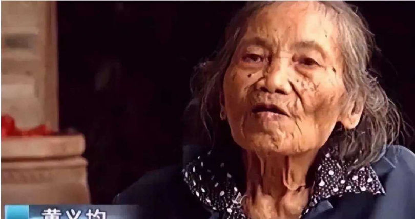 阿嬤懷著孩子近60年。（圖／翻攝自微博）