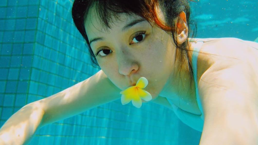 陳意涵水中孕肚照。(翻攝自陳意涵臉書)