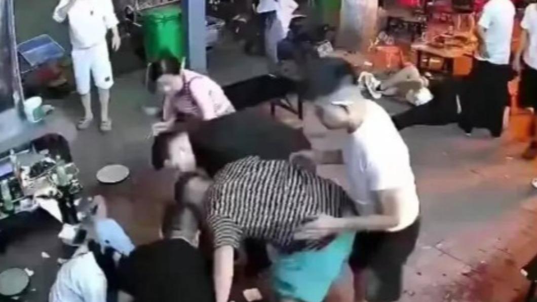 早餐店喋血!疑口角升級「遭剪刀插胸」 陸男倒血泊慘死