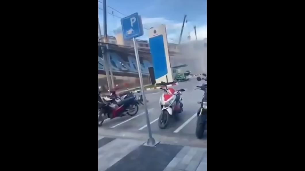 曼谷發生嚴重高架橋工程坍塌,造成2死10多人受傷。(圖/翻攝自POLICETV臉書粉專)