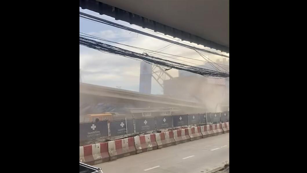 有片/曼谷施工中高架橋工程突坍塌 車上2人當場被壓死