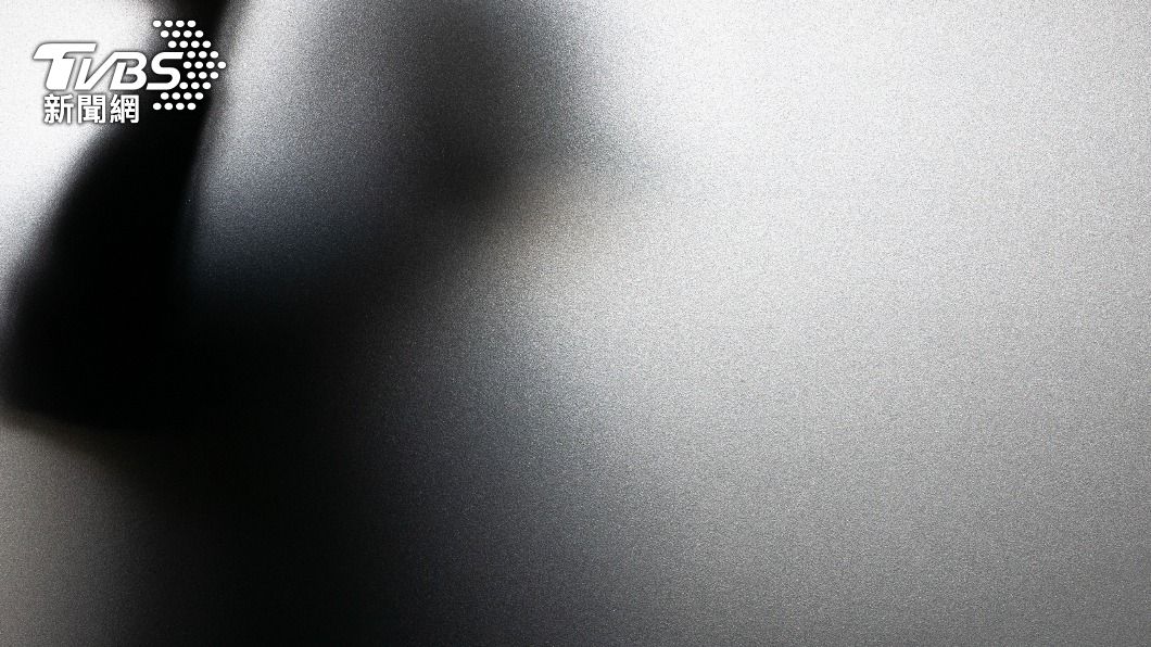 程男持剪刀刺向死者胸口。(示意圖/Shutterstock達志影像)