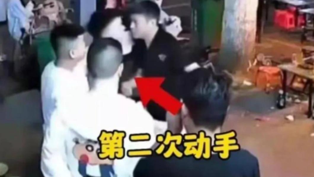 雙方二度發生衝突。(圖/翻攝自@搜狐網 微博)