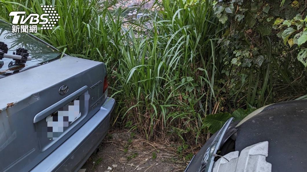 下坡太快失控!新北男騎腳踏車擦撞 人竟從車縫摔落邊坡