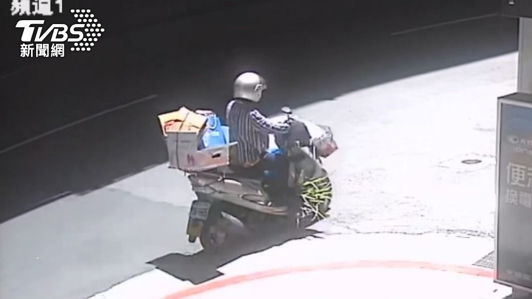 婦人機車後座載著小蜥蜴的籠子。(圖/TVBS)