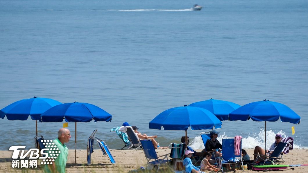 炎炎夏日,海灘成為人們消暑的熱門選擇之一。(圖/達志影像美聯社)