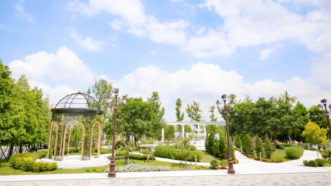 「香氛記憶庭園」有座純白的噴水池。(圖/黑皮的旅遊筆記提供)