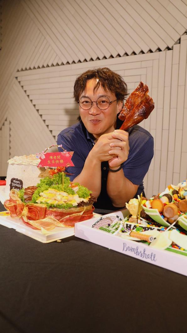 粉絲特地送上燒臘組合蛋糕給陳奕迅,他立刻拿起燒鵝腿大啃。(圖/My Kan Wonderland Limited提供)