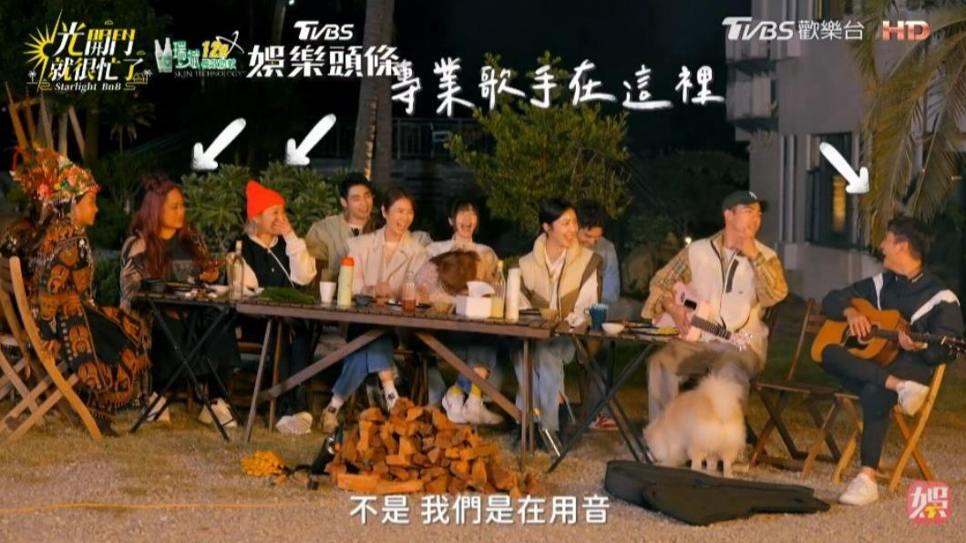 陳昊森(右二)在3位歌手面前表演,相當有勇氣。(圖/翻攝自《光開門就很忙了》)