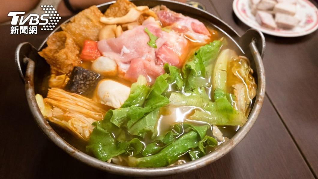 網友指出，老婆點了一個鍋和2名孩子一起吃。（示意圖／shutterstock達志影像）