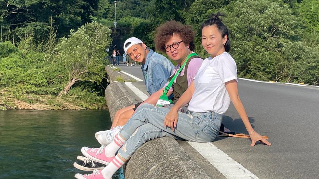 納豆（中）在曾子余與六月的陪同下，迎來痊癒後的第一次出國外景。（圖／TVBS）