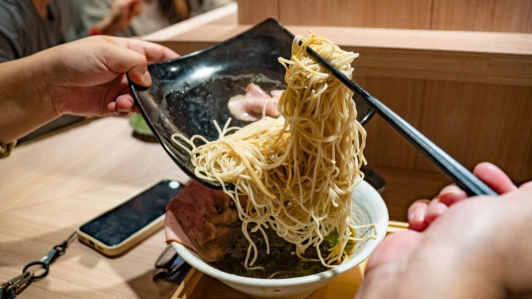 除免費加麵外,第二份麵的底部還會有1片肉。(圖/冷娃玩轉旅食提供)