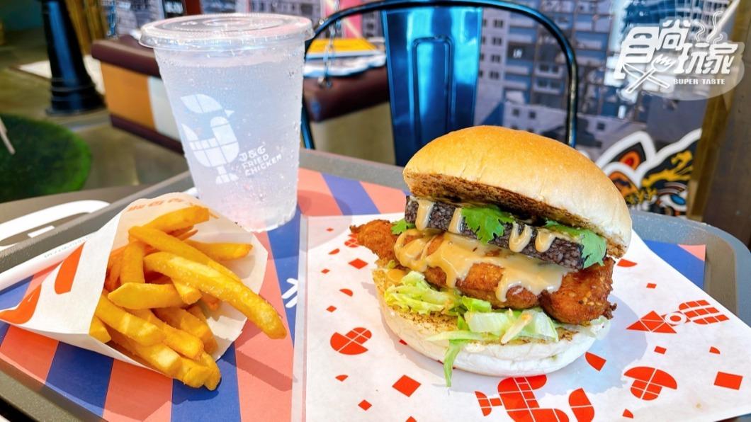 台中中山旗艦店每日25名,2款口味炸雞漢堡半價優惠。(圖/食尚玩家)