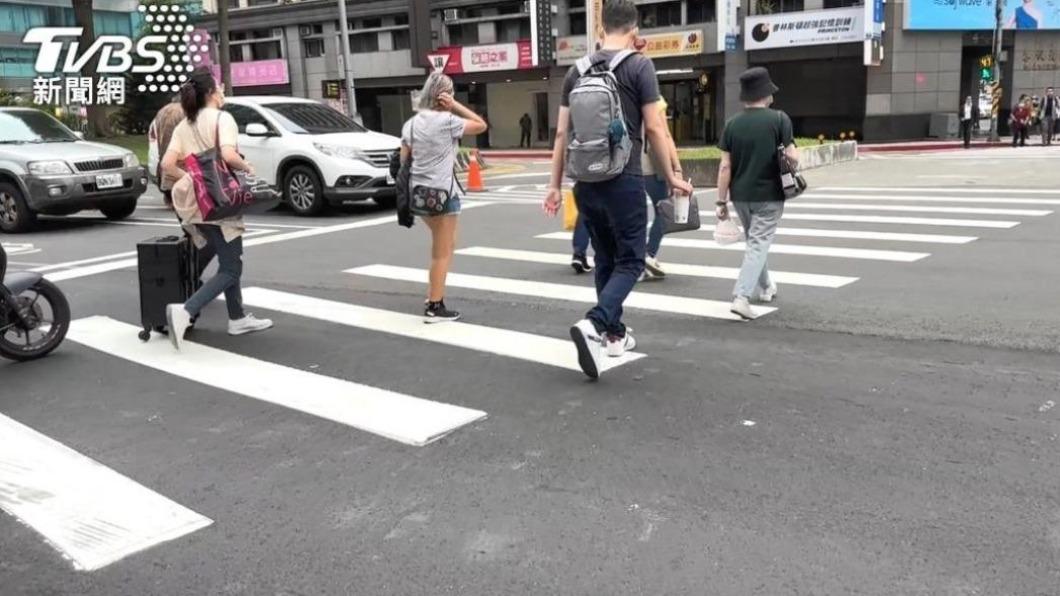 闖紅燈也要停讓!王國材:行人違規罰500元擬提高