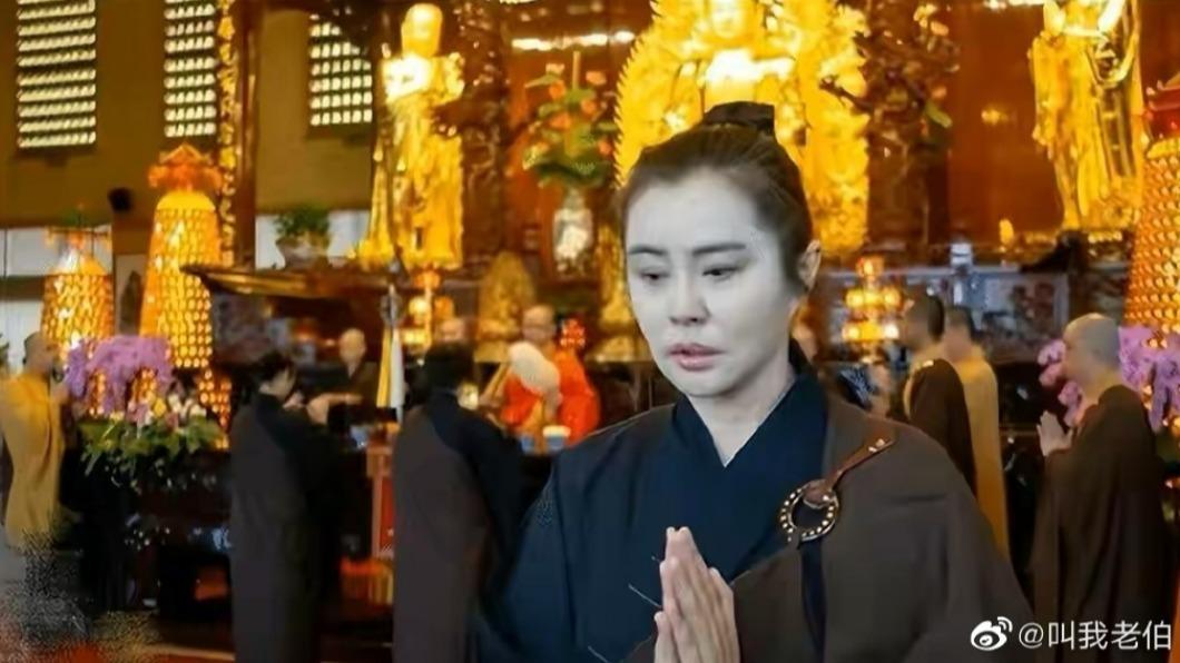 王祖賢日前現身溫哥華靈的巖山寺。(圖/翻攝自叫我老伯微博)