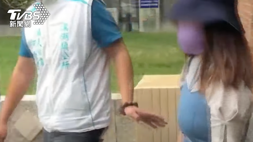 一名受害者控訴,就讀國二時,該名老師就曾性侵她。(圖/TVBS)