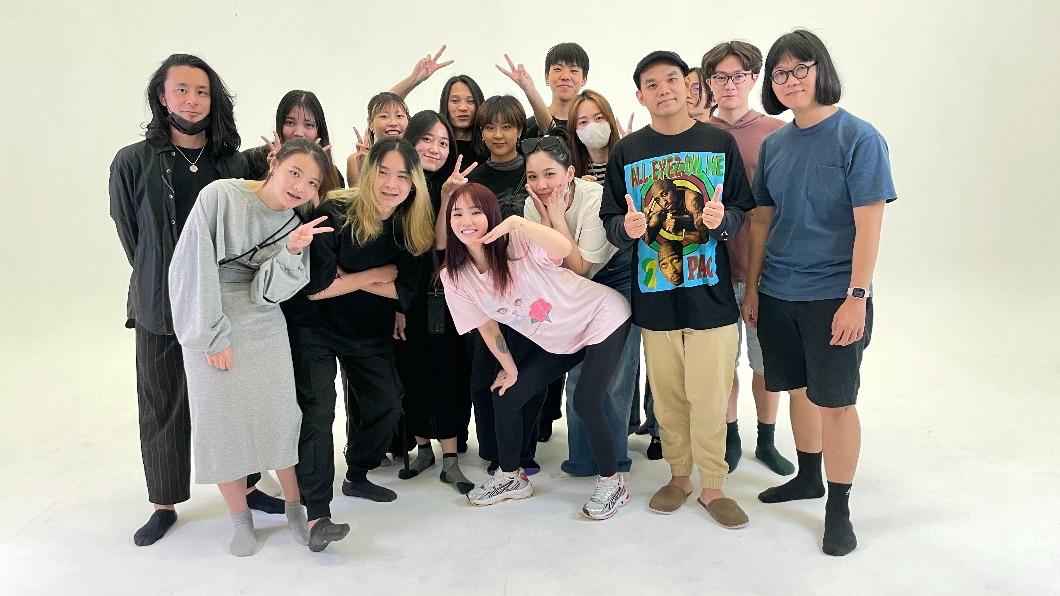 陳芳語(前排中)和實踐大學媒體傳達設計學系合作,以AI技術打造MV。(圖/華風數位提供)