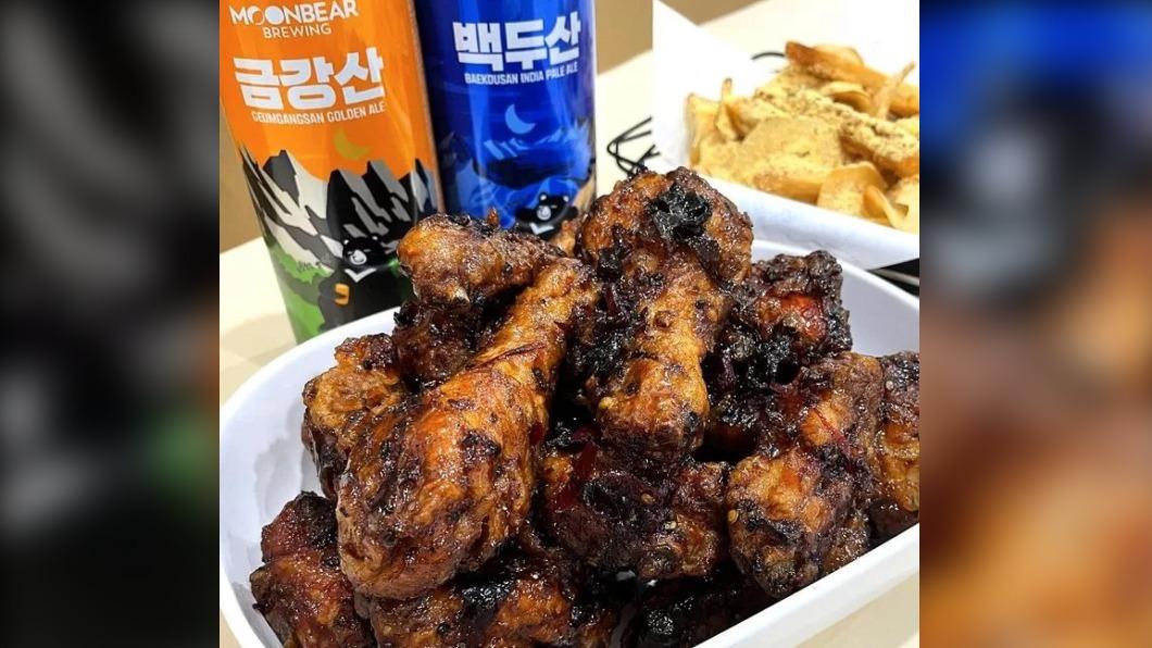 橋村炸雞不僅有蜂蜜口味,還有黑色秘密口味,調料使用醬油、黑芝麻、青陽辣椒及五香製成!(圖/翻攝自 교촌치킨 동대문1호점 kyochon chicken 橋村炸雞東大門1號店)