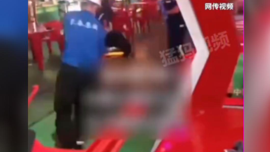 被磚頭砸中後，在到達醫院的路上，小婁就沒有了生命徵象。（圖／翻攝自點時新聞微博）
