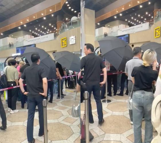 保鑣在金浦機場內撐傘,讓韓國網友超不滿他們這樣占用公共空間。(圖/翻攝自hellkionly推特)