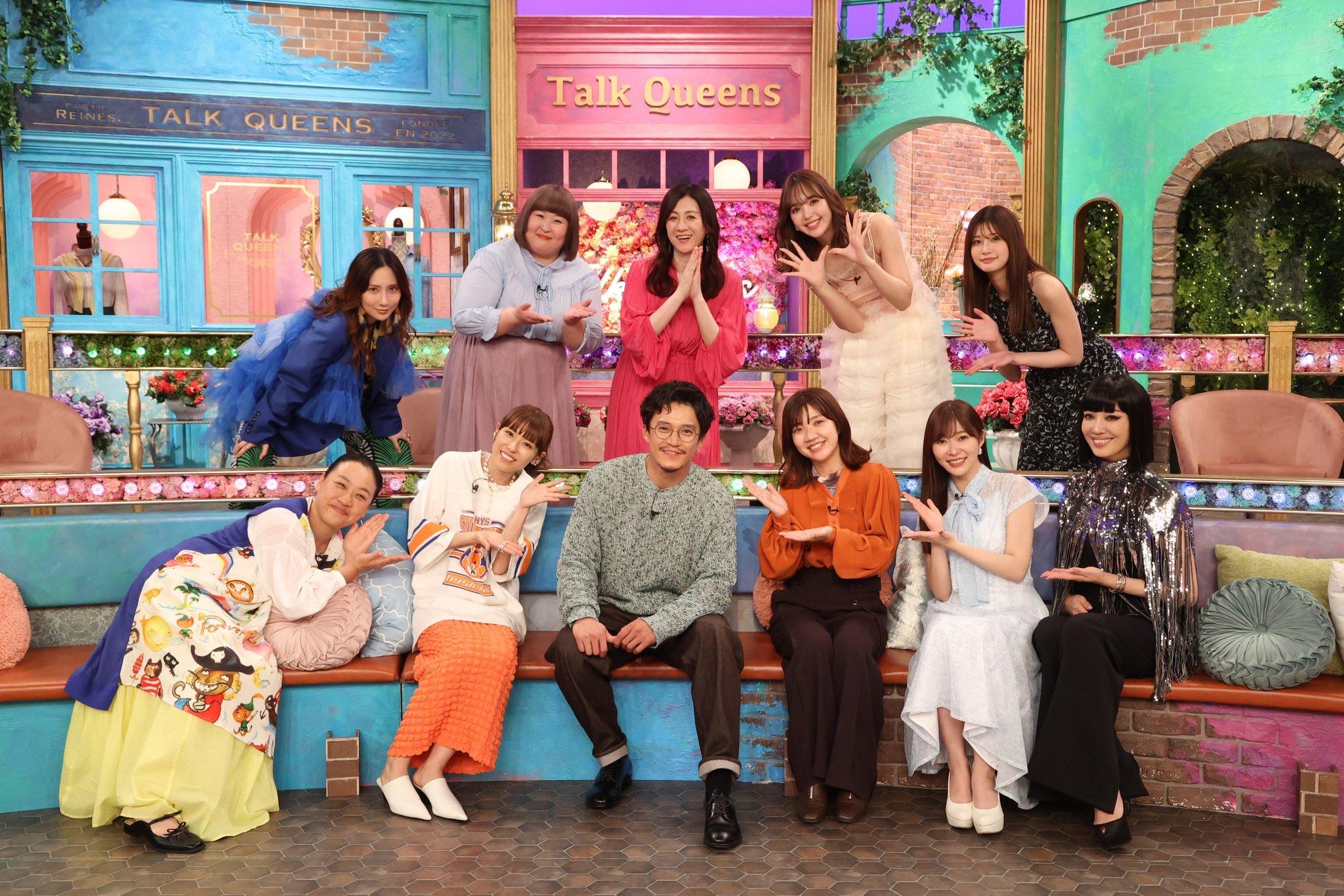 小栗旬(中)上《Talk Queens》受訪。(圖/翻攝自_talkqueens推特)