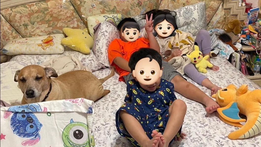 毛小孩當保母身不由己，暑假是小孩放假的日子、對毛孩來說卻是上班日。（圖／翻攝自臉書Dora&財財 快樂狗日子）