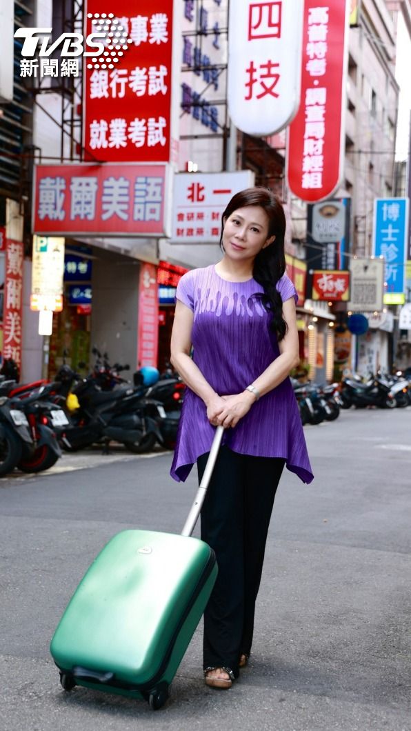 小彤當年就是拖著行李箱、裡面裝著學費,親自到銀行存錢。(圖/黃城碩攝)