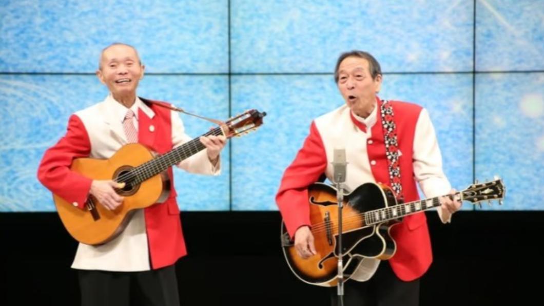 生井博司表演時會使用吉他演奏,獨特風格讓他迅速走紅。(圖/翻攝自推特)