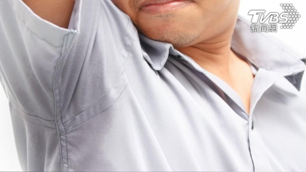 夏天搭捷運！旁邊男子經過體味噴發「快被熏死」　她怨：為何普遍偏臭？