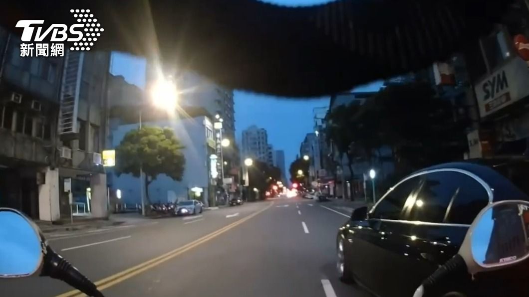 警方巡邏經過時發現2人都未繫安全帶,攔停舉發後意外查獲通緝犯。(圖/TVBS)
