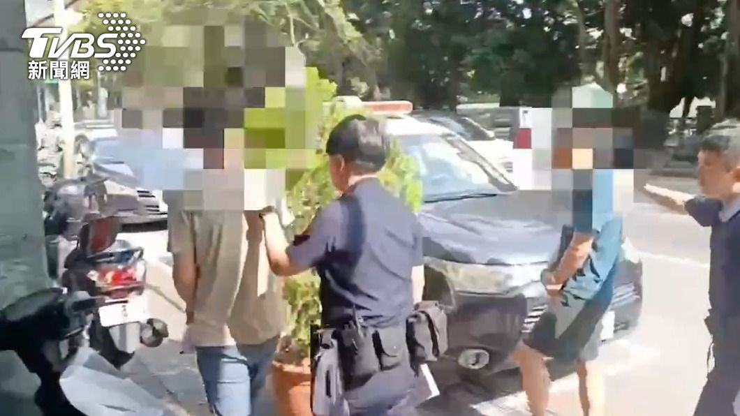 警方訊後將周、陳2名通緝犯解送地檢署歸案。(圖/TVBS)