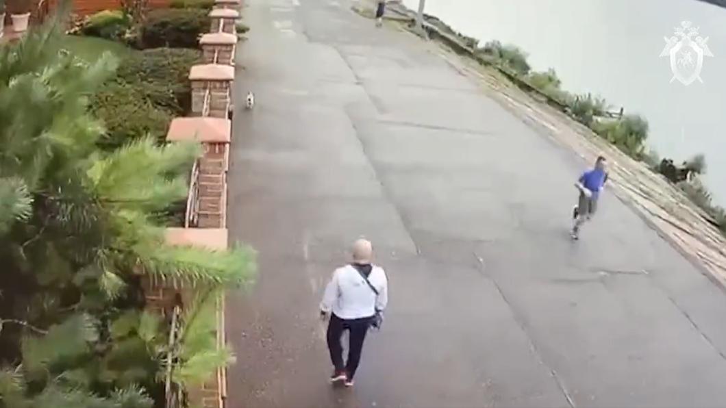 克拉斯諾達爾街道監視器畫面,紀錄史塔尼斯拉夫慢跑,以及全程尾隨跟蹤的槍手身影。(圖/翻攝自推特@ Igor Sushko)