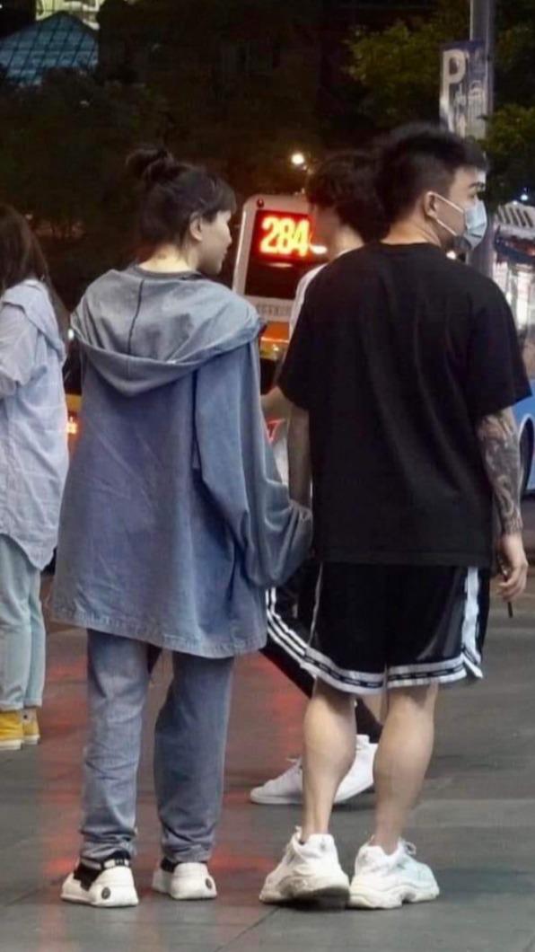 Toyz被網友直擊在街頭和一名女子牽手。(翻攝自Dcard)